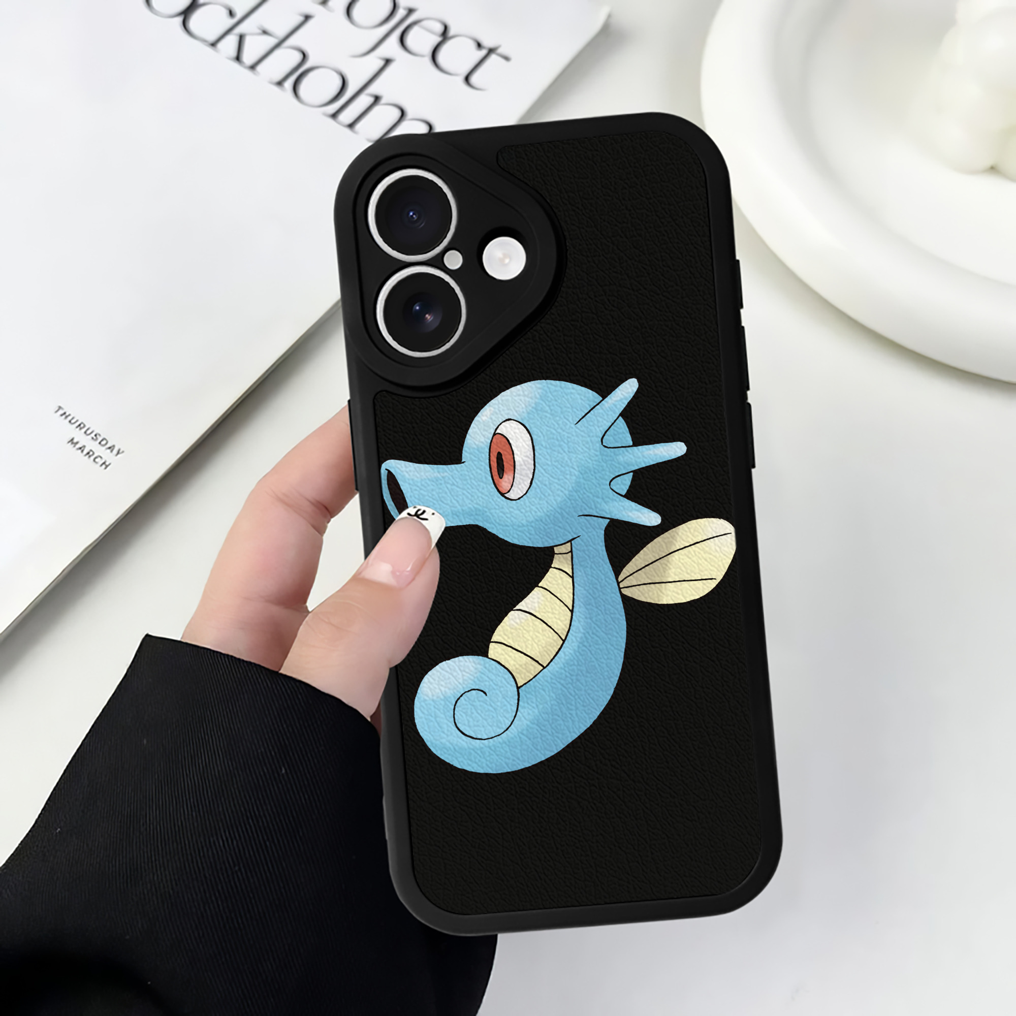 （画像用） ポケットモンスター Pokémon 【iPhone 16シリーズ対応】シリコンスマホケース（レザー調） 材質：シリコン